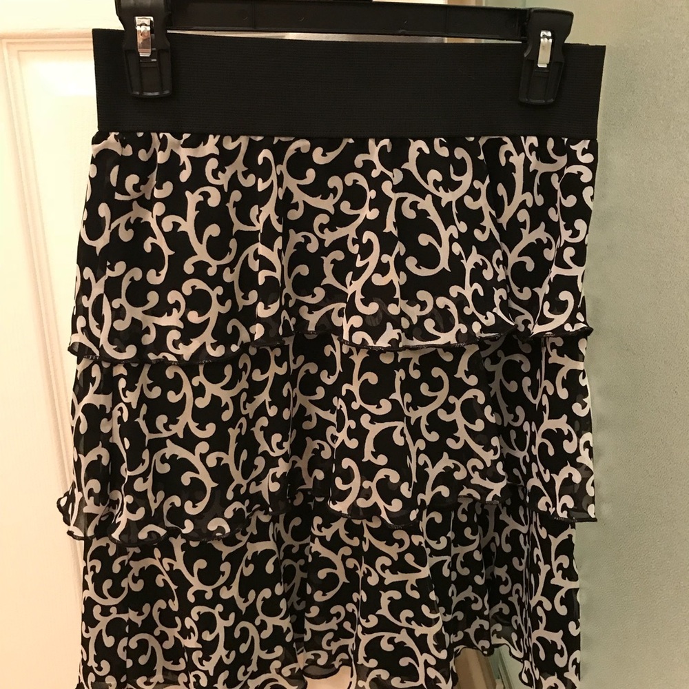 White House Black Market white and black skirt EUC